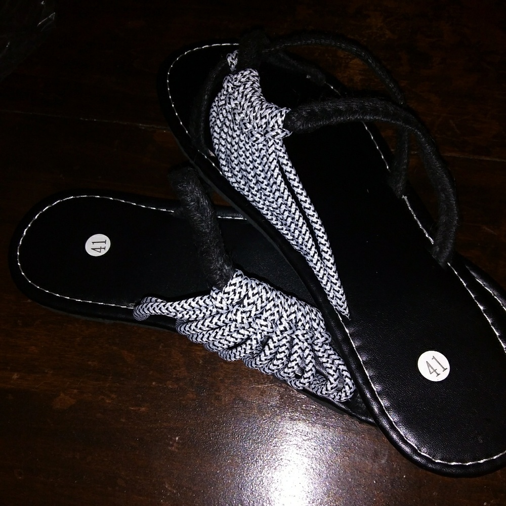 Size 9/10 - Picture 2 of 2